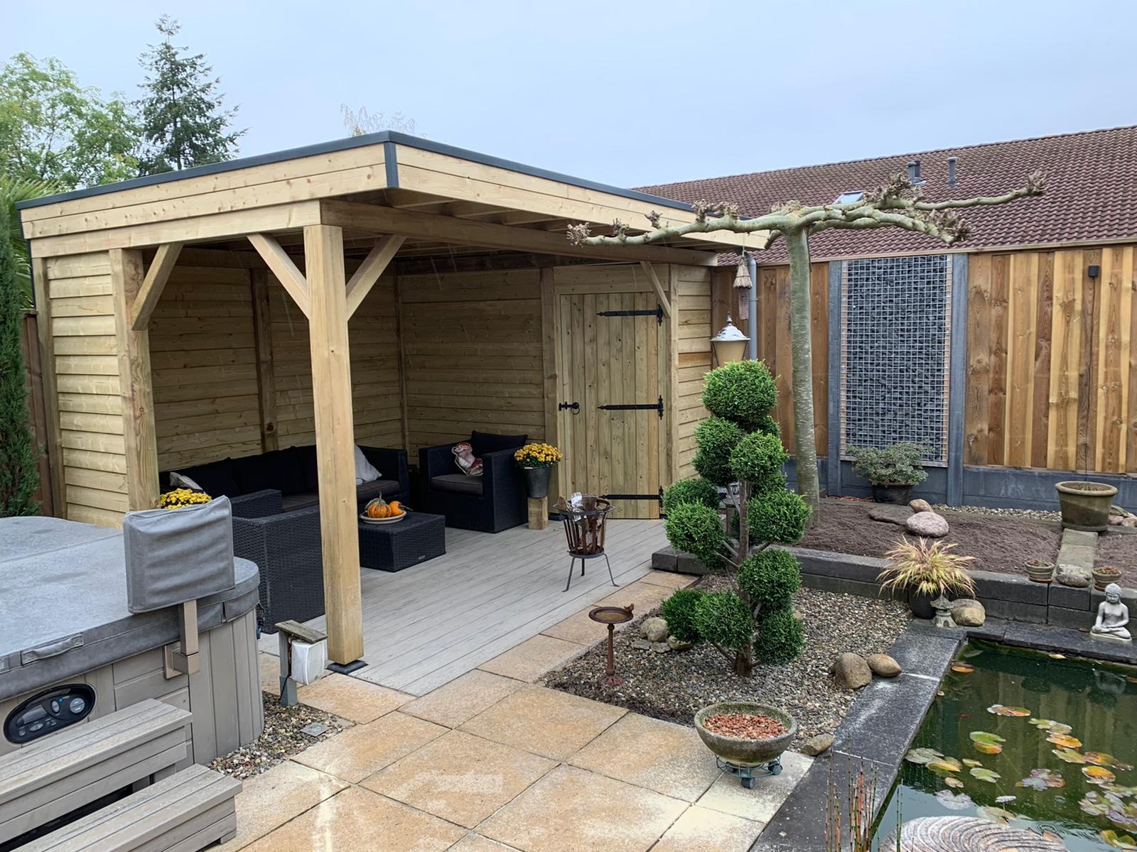 Mooie overkapping in de tuin geplaats door Twente Schuttingen