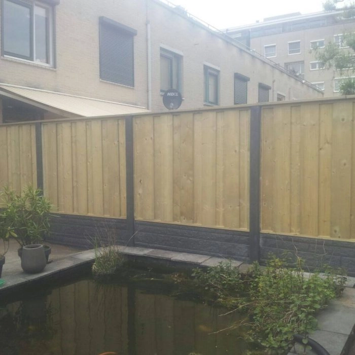 Antraciet beton met verticale schutting geplaatst door Twente Schuttingen