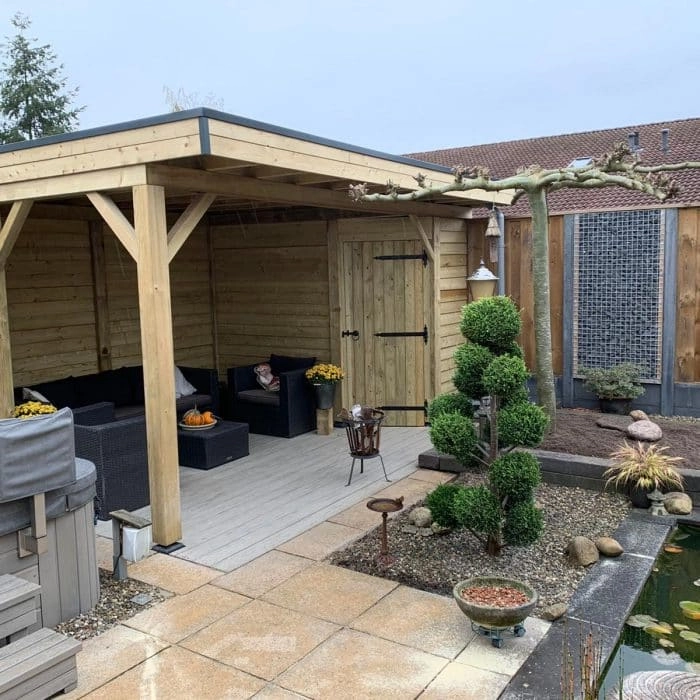 Tuinoverkapping en schutting door Twente Schuttingen geplaatst